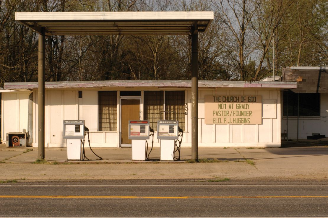 Medley fotografou um antigo posto de gasolina no Delta do Arkansas, que se tornou uma modesta igreja batista.