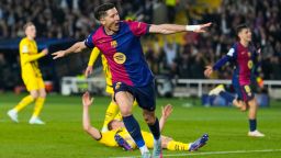 El delantero del Barcelona Robert Lewandowski celebra tras marcar el tercer gol ante el Dortmund, durante el partido de ida de cuartos de final de la Champions League.