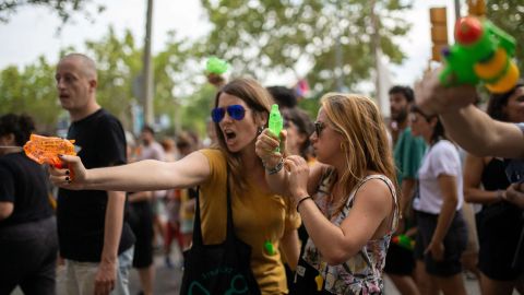 Manifestantes dispararon pistolas de agua de juguete contra turistas durante las protestas en Barcelona el pasado mes de julio.