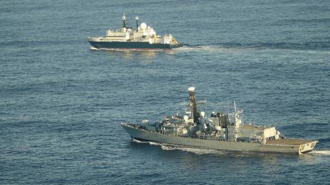 El HMS Somerset escoltando al buque ruso Yantar cerca de aguas del Reino Unido, en una imagen publicada el miércoles.