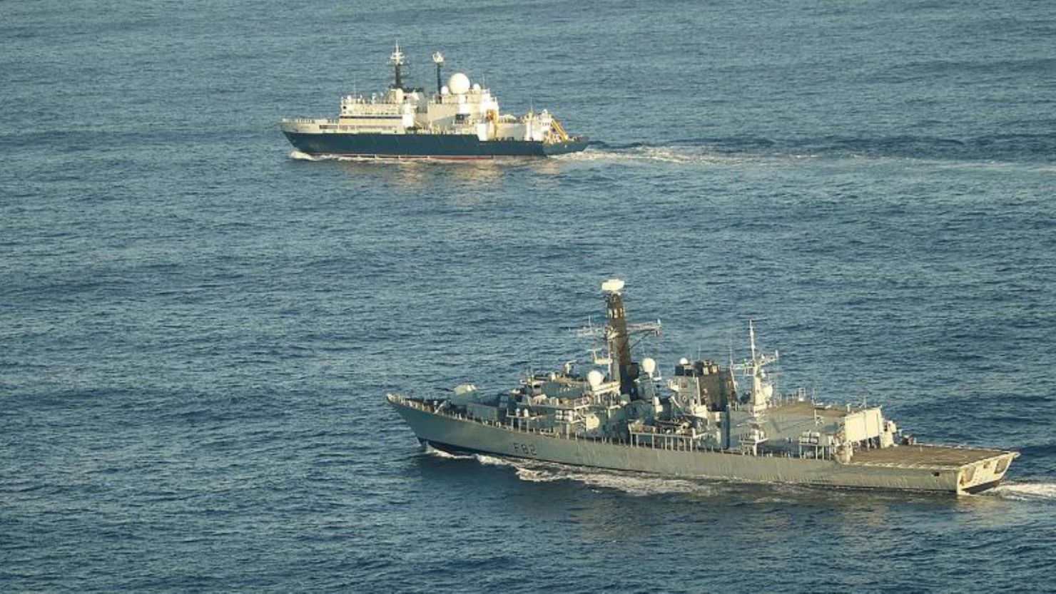 El HMS Somerset escoltando al buque ruso Yantar cerca de aguas del Reino Unido, en una imagen publicada el miércoles.