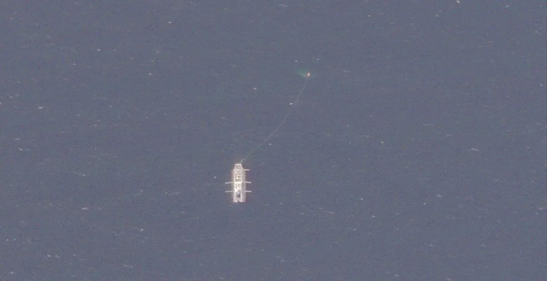 Imágenes satelitales obtenidas de Planet Labs muestran al Ning Tai 52, un barco pesquero que navega bajo bandera china, el 28 de febrero. Un exmiembro de la tripulación acusó a la empresa matriz del barco de emplear prácticas de trabajo forzado.