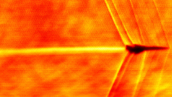 La NASA utilizó fotografías especializadas de Schlieren, que muestran el flujo de aire, para capturar las ondas sonoras cuando el avión demostrador XB-1 de Boom Supersonic rompió la barrera del sonido el 10 de febrero de 2025.