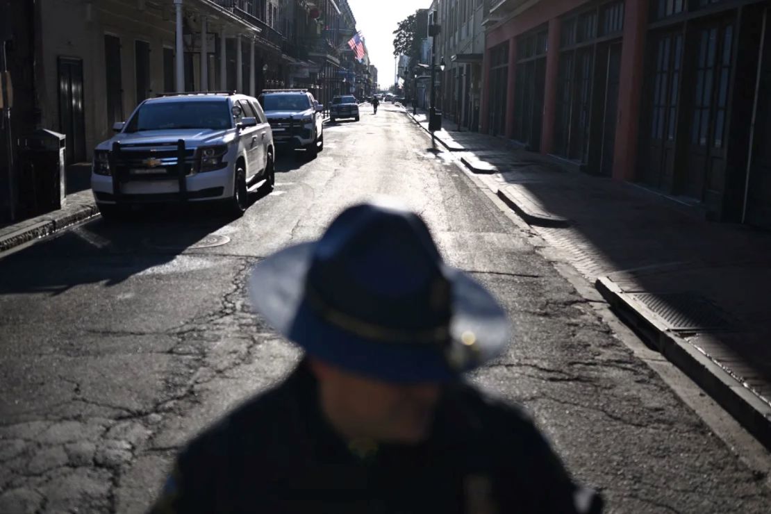 Un oficial de policía bloquea una calle en el Barrio Francés el 2 de enero.