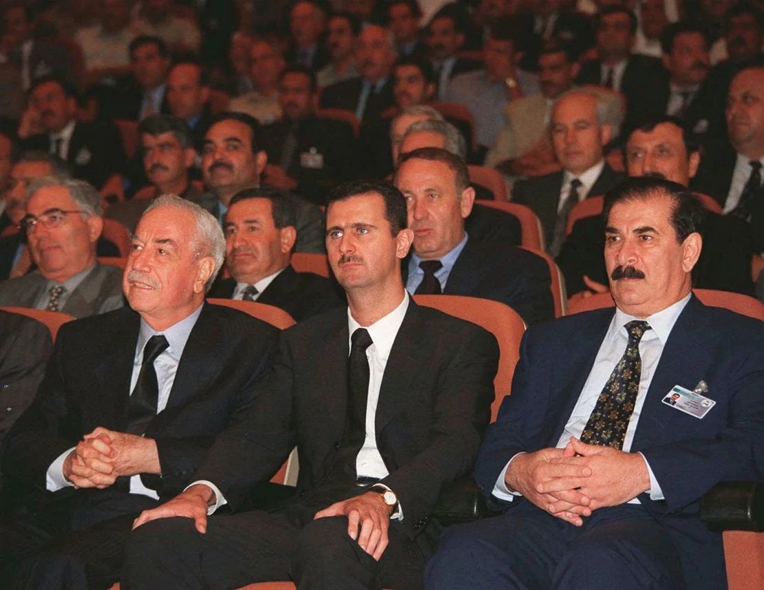 Bashar al-Assad, en el centro, aparece durante la sesión de clausura del congreso del partido gobernante Baath en Damasco, Siria, el 20 de junio de 2000.