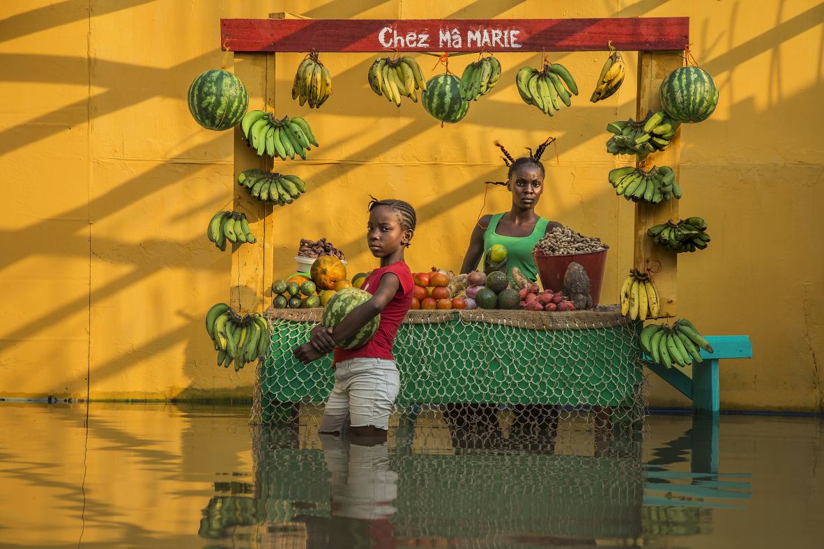 Baudouin Mouanda’s series reconstructed the desolation of the 2020 floods in Brazzaville, Congo. She gathered personal testimonies from residents, who brought their belongings and posed in a flooded basement to recreate the horror they faced.
