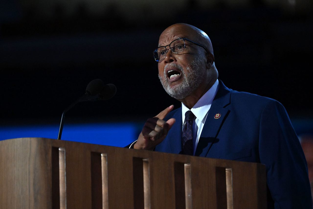 El representante Bennie Thompson habla en el Comité Nacional Demócrata en Chicago el 21 de agosto. (Rebecca Wright/CNN)