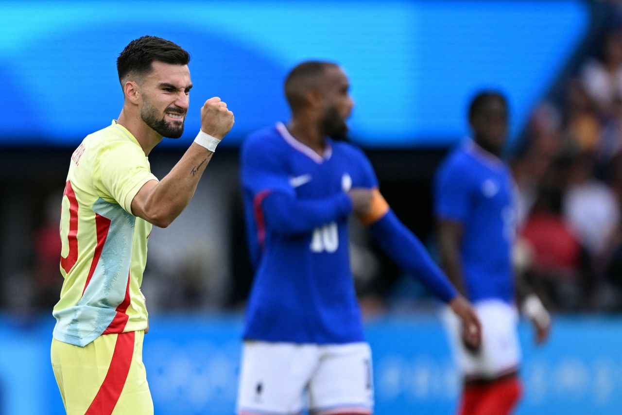 Spain's Álex Baena celebrates scoring his team's third goal against France on August 9. 