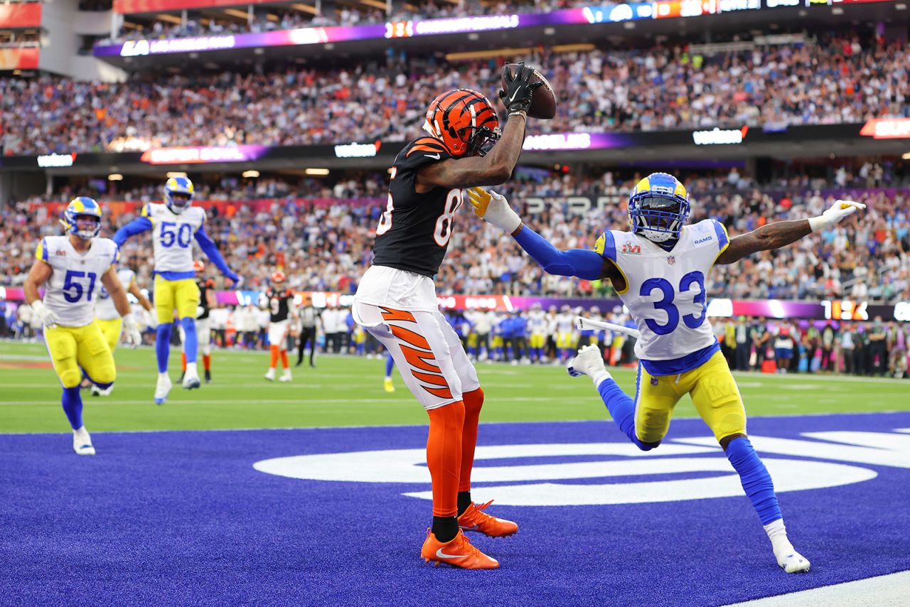 Cincinnati Bengals wide receiver Tee Higgins catches a touchdown pass thrown by running back Joe Mixon.