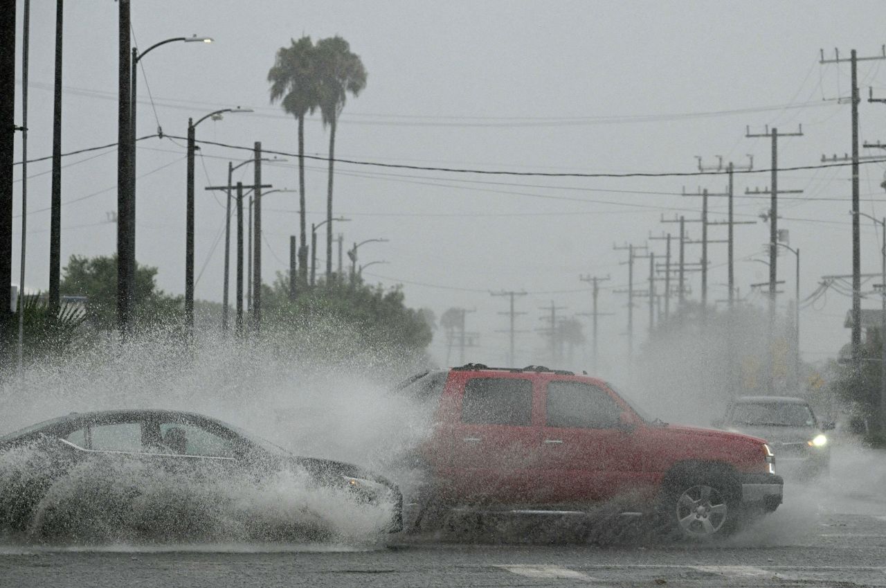 National Weather Service on X: Moisture streaming ahead of Major Hurricane  Hilary may produce heavy to excessive rain in the Southwest. A Northwest  front is producing critical fire weather threats, and potential