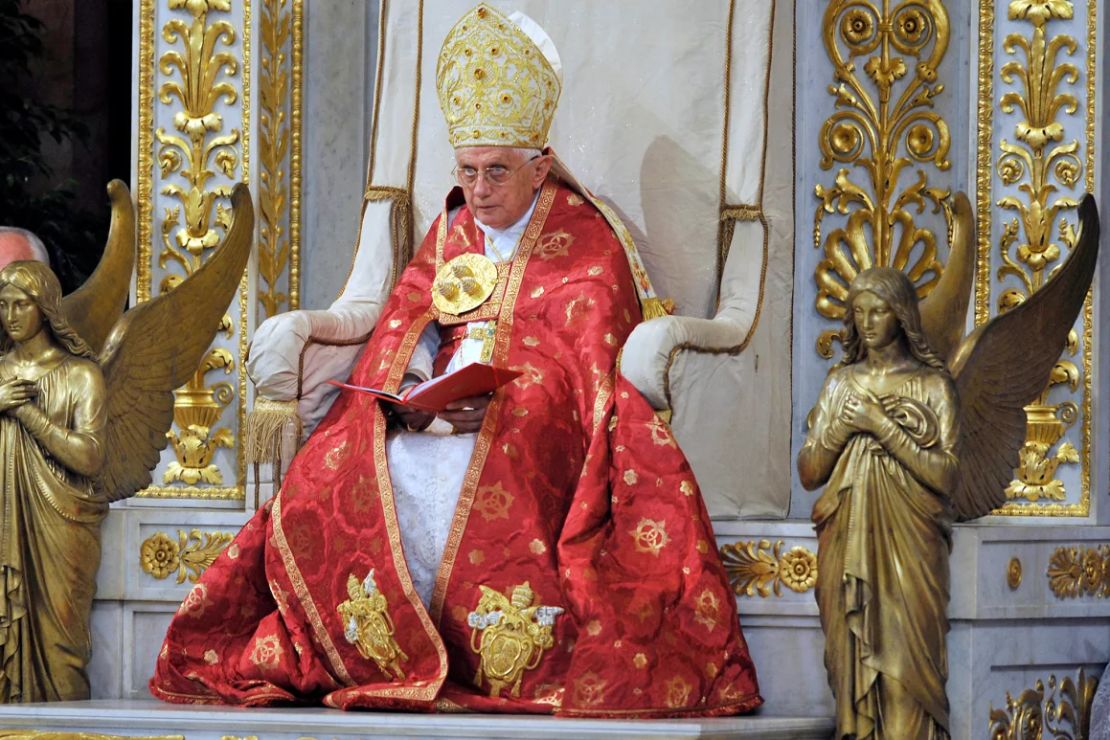 El papa Benedicto XVI, por el contrario, vestía conjuntos más intrincados y a menudo recuperaba rios arcaicos para establecer una sensación de continuidad a través del tiempo, reforzando su autoridad papal.