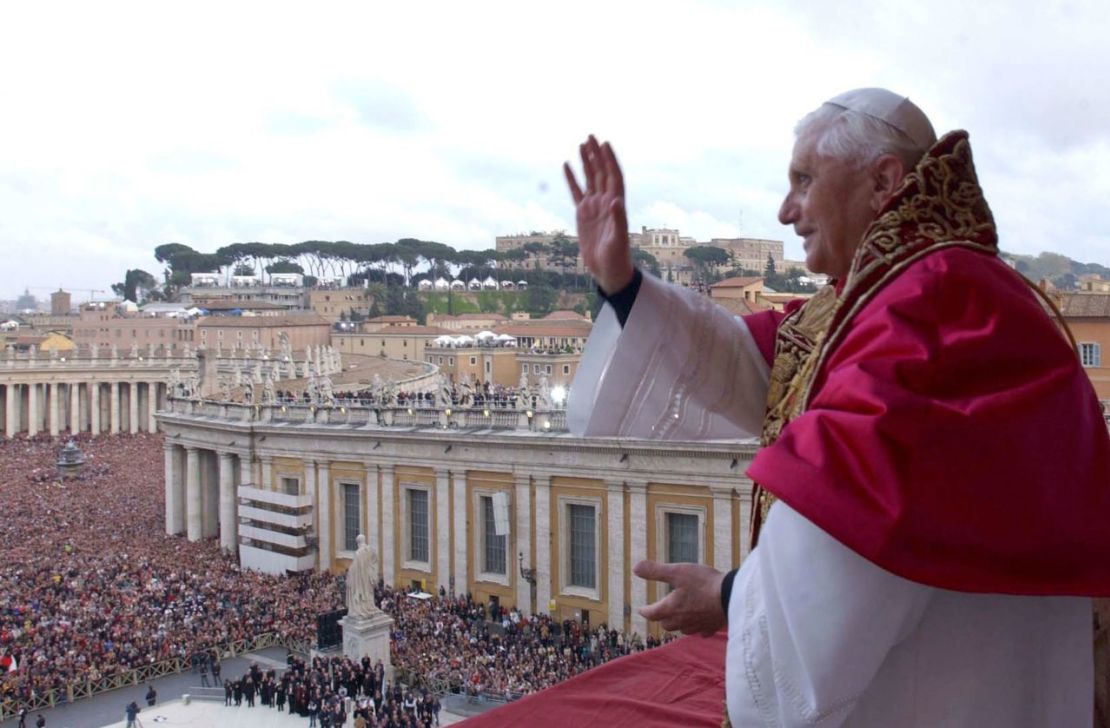 El recién elegido Papa Benedicto XVI aparece en el balcón central de la basílica de San Pedro el 19 de abril de 2005.