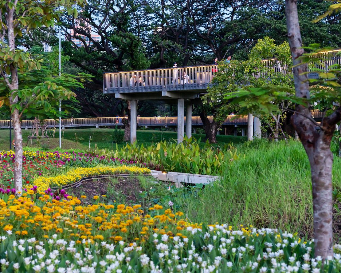 Turenscape planted 5,600 seedlings of 360 local species, including rare trees indigenous to Thailand’s central river basin. By creating an environment where local plants can thrive, Turenscape hopes that nature will then decide where plants should best take root.