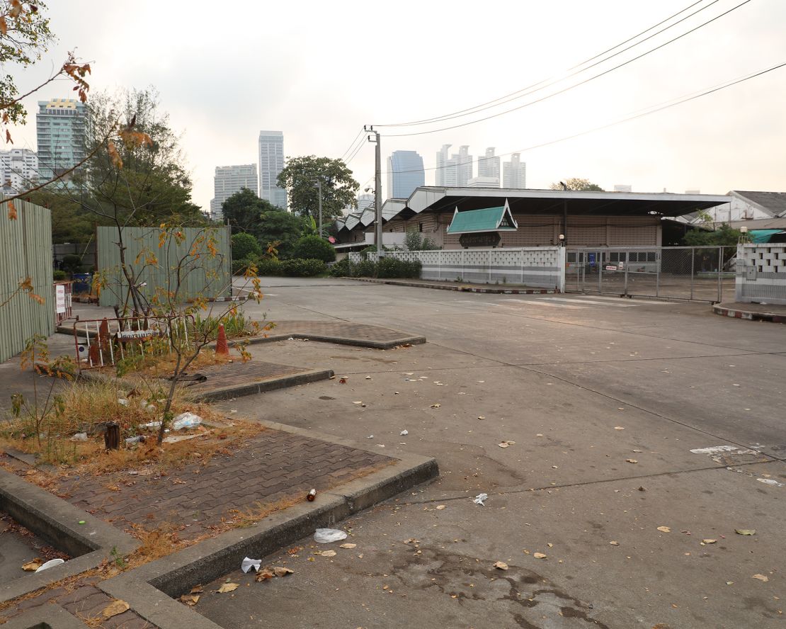 The Benjakitti Forest Park in Bangkok was built on the site of an old tobacco factory. The land was tilled to turn the hard clay surface soil into a wet and spongy habitat that needs little irrigation or maintenance during the dry season.