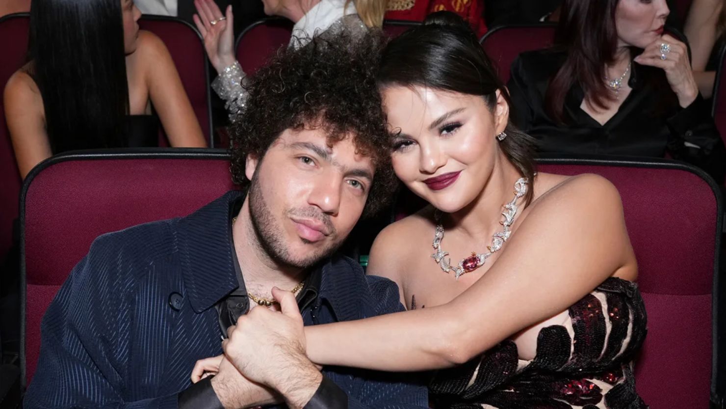 Selena Gomez se compromete con el productor discográfico Benny Blanco | CNN