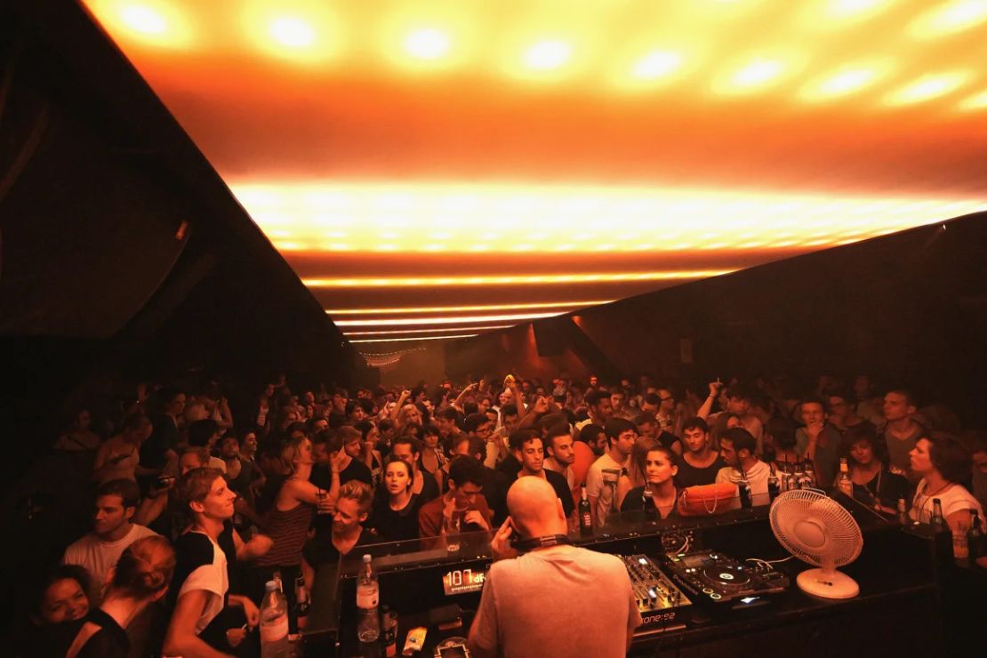 Salir a discotecas en Berlín es visto cada vez más por algunos como una actividad de lujo.
