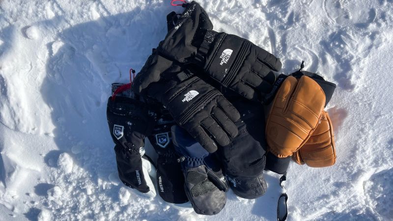 Snowboarding mittens with clearance fingers