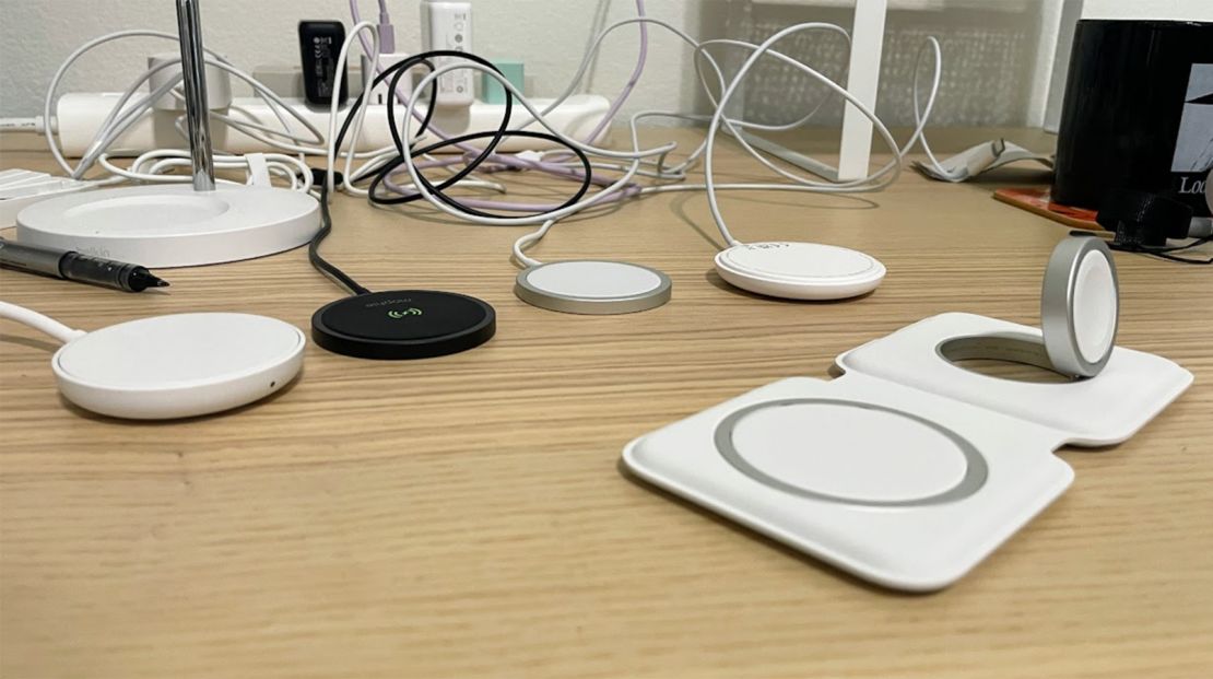 QUAD TRAY White - 4-in-1 MagSafe Oak Wireless Charger with iPad Stand  Support