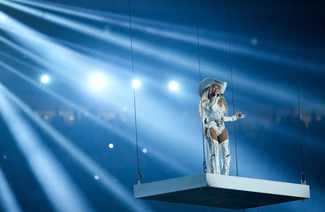 Beyoncé durante el medio tiempo de un partido de fútbol americano de la NFL el 25 de diciembre.