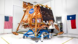 El módulo de aterrizaje Blue Ghost de Firefly Aerospace tiene como objetivo llevar 10 demostraciones tecnológicas e instrumentos de la NASA a la Luna. La nave espacial se lanzará en un cohete Falcon 9 de SpaceX desde el Centro Espacial Kennedy de la NASA en Florida.