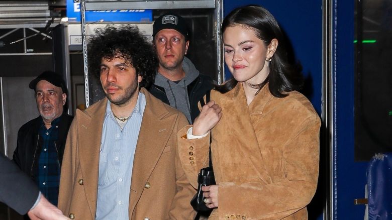 New York, NY  - Selena Gomez and Benny Blanco wear matching coats as they leave after the Knicks game at Madison Square Garden in New York City

Pictured: Selena Gomez, Benny Blanco

BACKGRID USA 8 APRIL 2025 

BYLINE MUST READ: Santi Ramales / BACKGRID

USA: +1 310 798 9111 / usasales@backgrid.com

UK: +44 208 344 2007 / uksales@backgrid.com

*UK Clients - Pictures Containing Children
Please Pixelate Face Prior To Publication*