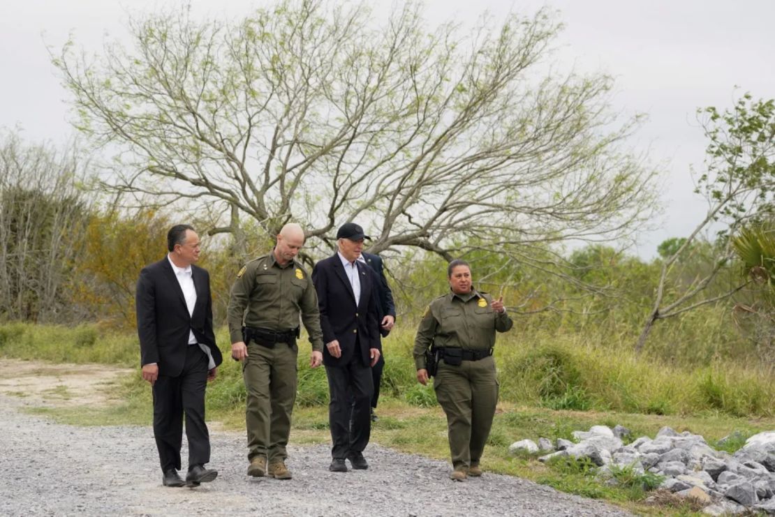 En esta imagen de febrero 29, el presidente Joe Biden recibe un informe en la frontera entre Estados Unidos y México, en Brownsville, Texas.