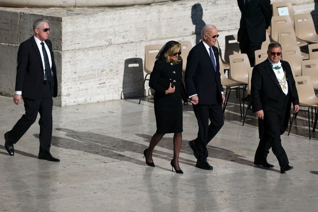 El expresidente de EE.UU. Joe Biden y su esposa Jill Biden caminan antes de la misa funeral del papa Francisco, celebrada el sábado en la plaza de San Pedro del Vaticano.