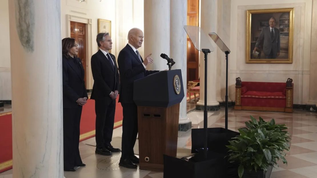 El presidente de EE.UU., Joe Biden (der.), con la vicepresidenta Kamala Harris (izq.) y el secretario de Estado Antony Blinken (centro) hablan en la Casa Blanca sobre el acuerdo de cese del fuego en Gaza.