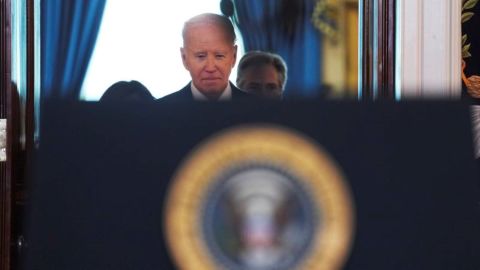 El presidente Joe Biden se dirige al podio para hablar en el Cross Hall de la Casa Blanca sobre el anuncio de un acuerdo de alto el fuego en Gaza.