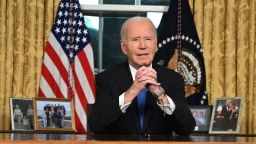 El presidente de EE.UU., Joe Biden, pronuncia su discurso de despedida a la nación desde la Oficina Oval de la Casa Blanca en Washington.