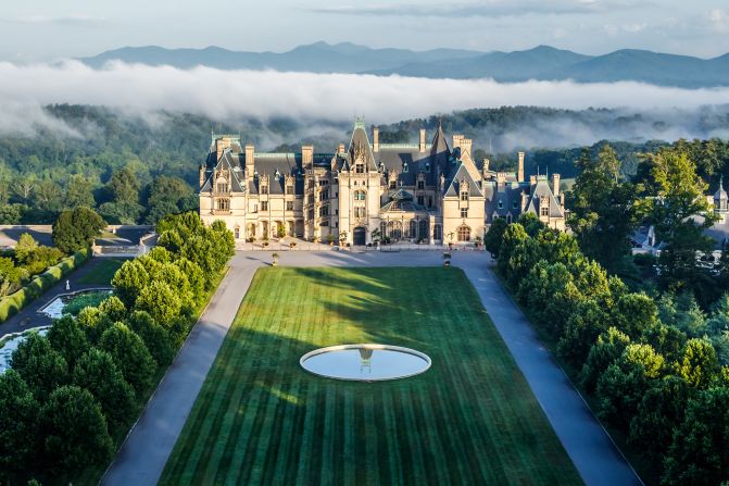 <strong>America's largest home:</strong> The grand Biltmore House is Asheville's top tourist attraction. The 250-room chateau sits on a vast estate with Blue Ridge Mountain views.
