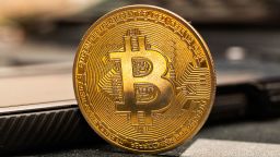 Moneda criptomoneda Bitcoin colocada en un escritorio en Clermont-Ferrand, Francia, el 16 de mayo de 2025.