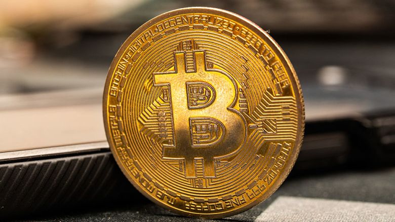 Moneda criptomoneda Bitcoin colocada en un escritorio en Clermont-Ferrand, Francia, el 16 de mayo de 2025.