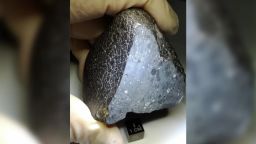 Este meteorito marciano, denominado Northwest Africa (NWA) 7034 y apodado "Black Beauty", pesa aproximadamente 11 onzas (320 gramos).