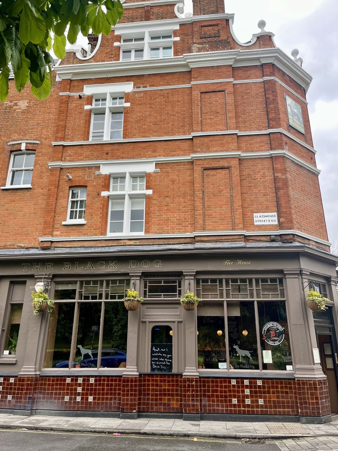 Le pub Black Dog se trouve dans un quartier résidentiel sans prétention de Vauxhall, au sud de Londres.