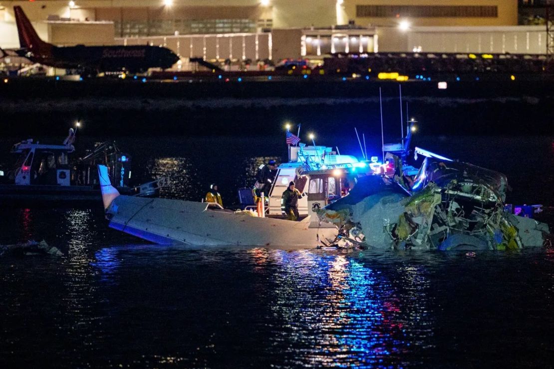 Las unidades de respuesta a emergencias evalúan los restos de la aeronave en el río Potomac, cerca del Aeropuerto Nacional Reagan, el jueves 30 de enero de 2025.
