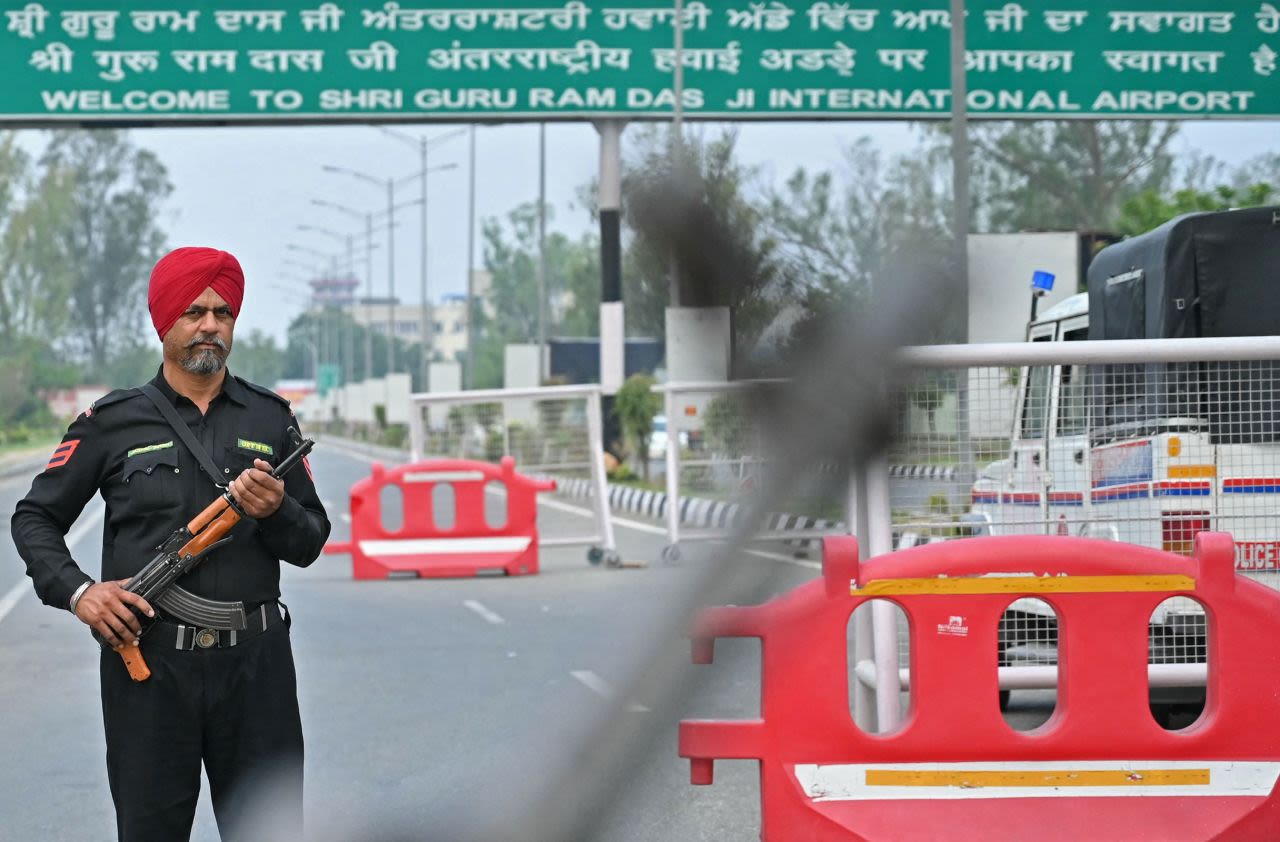 La Policía vigila el camino al Aeropuerto Internacional Shri Guru Ram Das Ji, en las afueras de Amritsar, India, el miércoles.