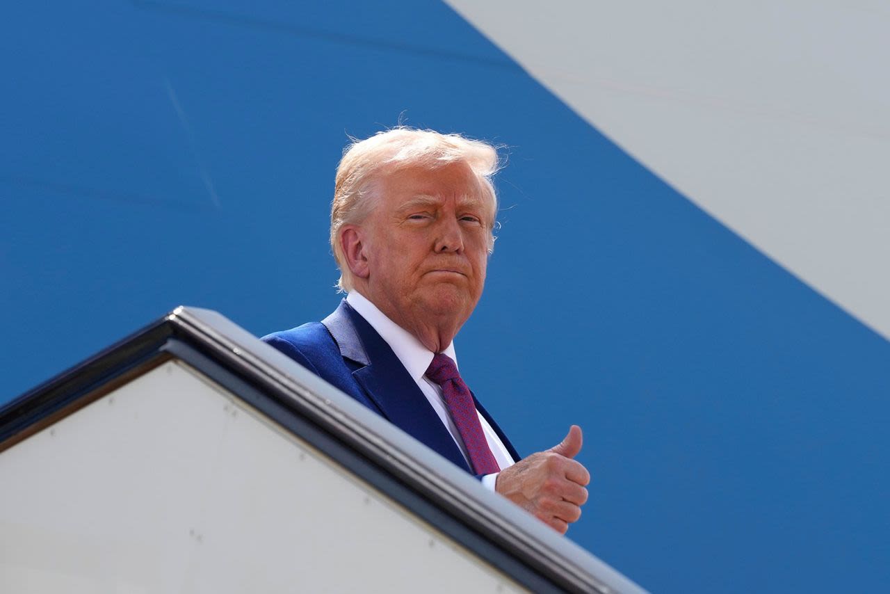 El presidente Donald Trump levanta el pulgar al abordar el Air Force One para despegar de la base aérea Al Udeid en Doha, Catar, el jueves.