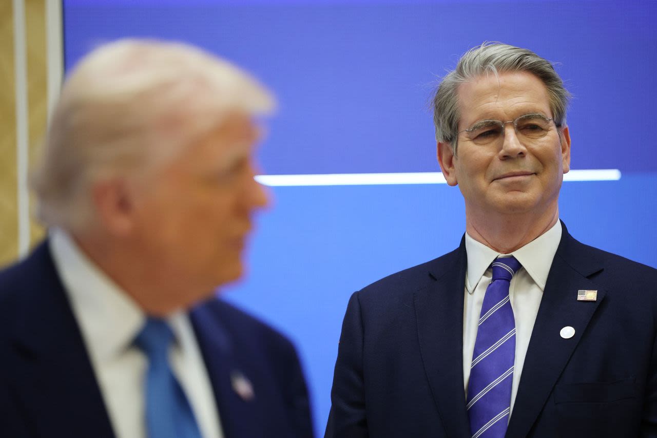 El secretario del Tesoro de EE.UU., Scott Bessent, escucha mientras el presidente Donald Trump habla en Qasr al-Watan en Abu Dhabi, Emiratos Árabes Unidos, el viernes.