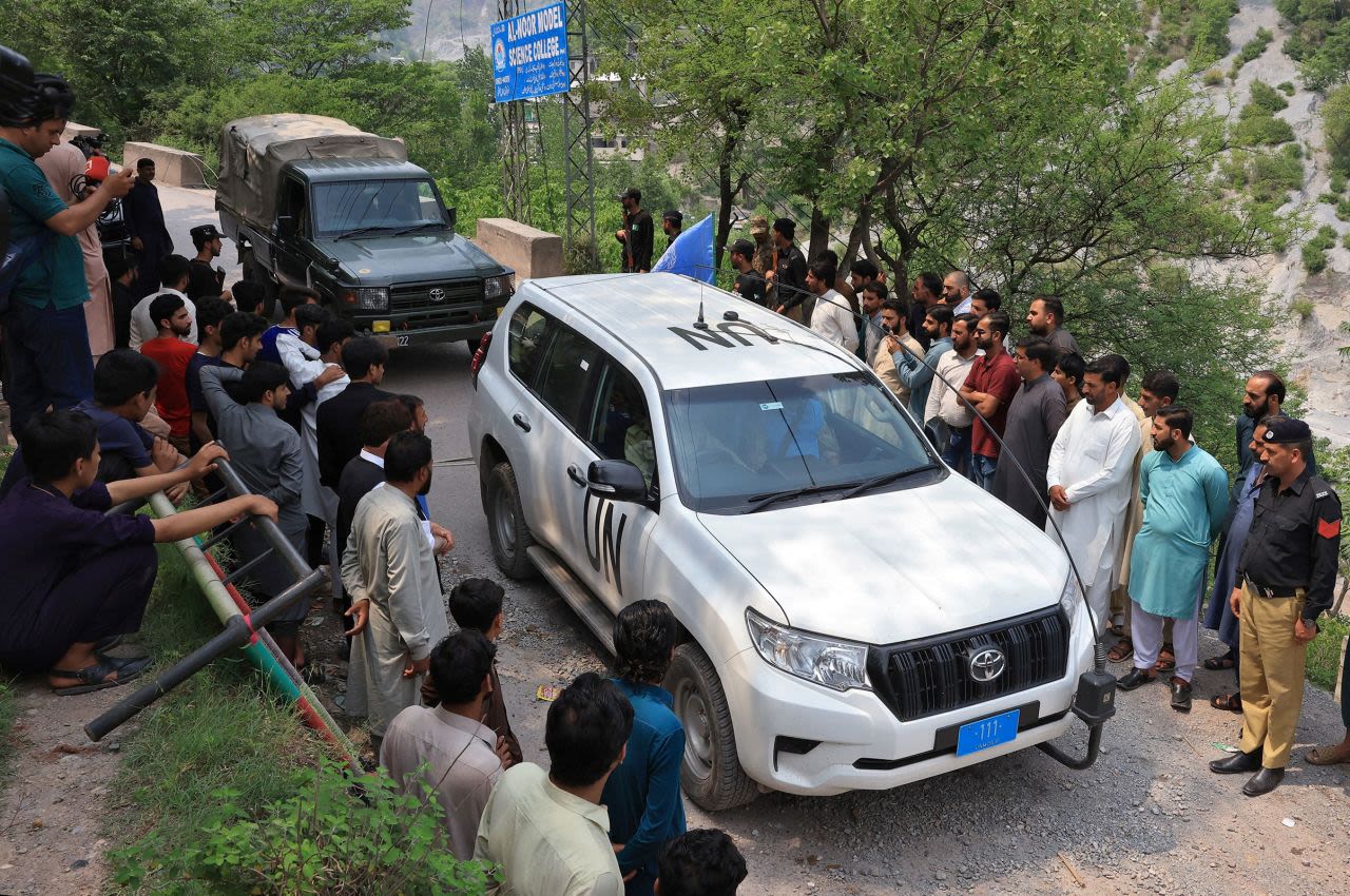 Un equipo de la ONU sale de su visita a la mezquita Bilal en Muzaffarabad, Cachemira istrada por Pakistán, el miércoles, tras ser alcanzada por un ataque indio.