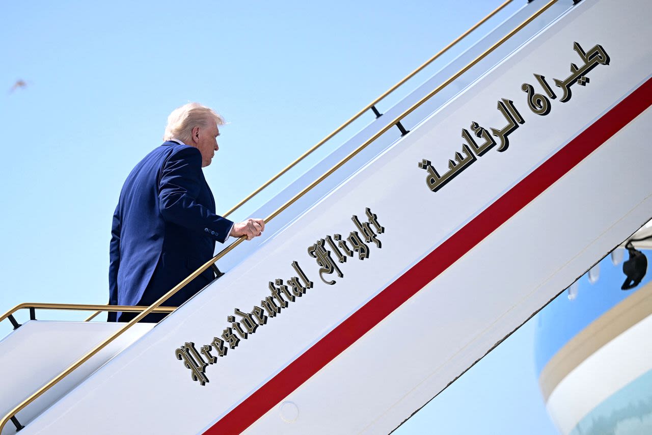 El presidente de Estados Unidos, Donald Trump, aborda el Air Force One en Abu Dhabi al finalizar su gira por Medio Oriente el viernes 16 de mayo de 2025.