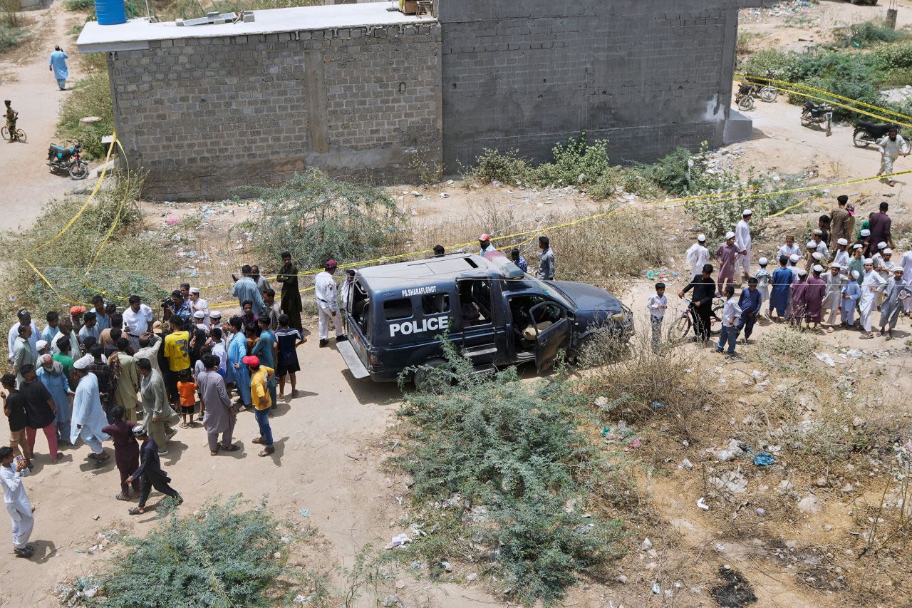 La gente se reúne cerca de un lugar acordonado donde, según el Ejército pakistaní, su sistema de defensa aérea derribó un dron indio en Karachi, Pakistán, el jueves.