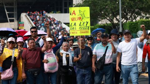  de la Coordinadora Nacional de Trabajadores de la Educación (CNTE) bloquean el  a una terminal del Aeropuerto Internacional de la Ciudad de México el 23 de mayo de 2025.