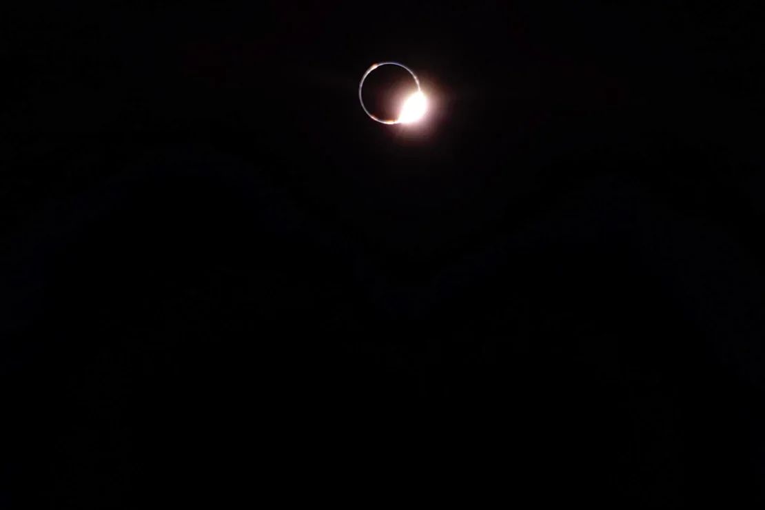 Blue Ghost capturó esta imagen del "efecto de anillo de diamante" que se produce durante los eclipses, cuando la luz solar ilumina solo el anillo exterior de un cuerpo planetario. Este fenómeno se observa durante los eclipses solares totales en la Tierra, pero aquí se captura cuando la Tierra eclipsa la vista del Sol desde la superficie lunar.