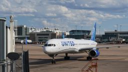 Un avión Boeing 757-300 operado por United Airlines rueda por la pista después de aterrizar en el Aeropuerto Internacional de Denver, en agosto de 2023.