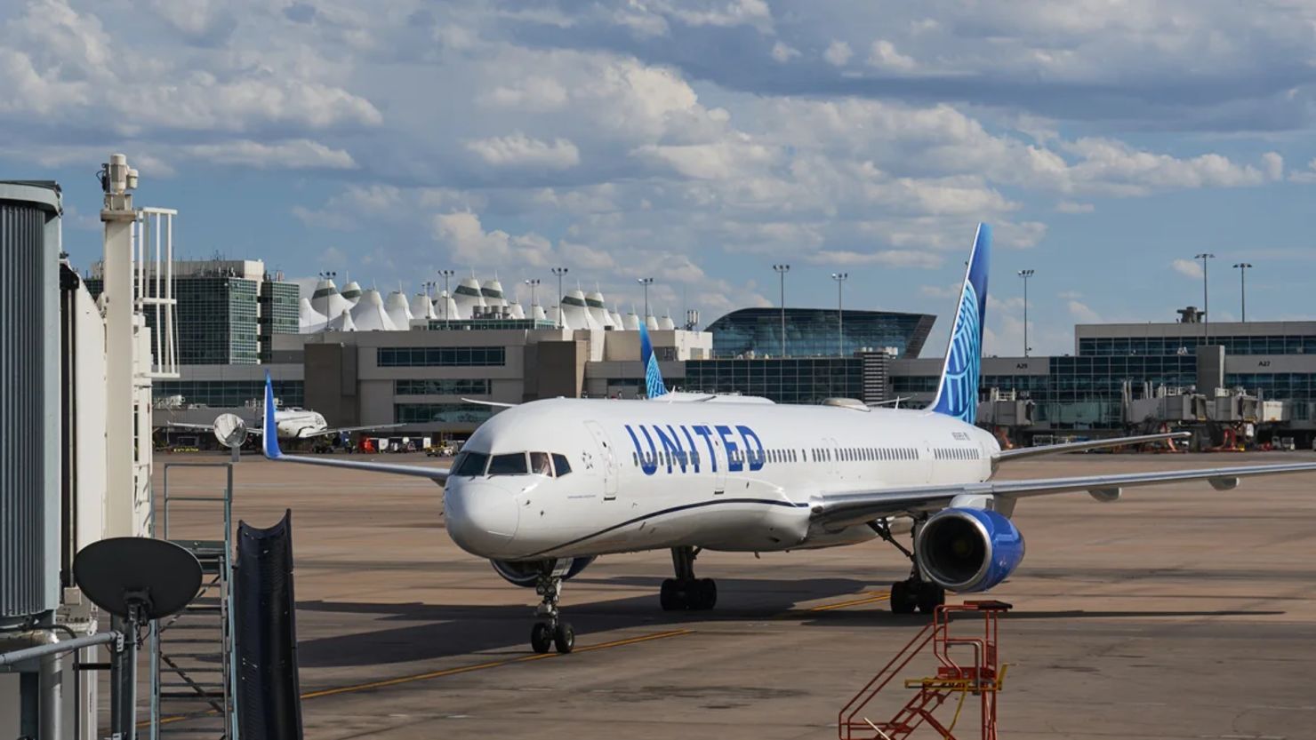Un avión Boeing 757-300 operado por United Airlines rueda por la pista después de aterrizar en el Aeropuerto Internacional de Denver, en agosto de 2023.