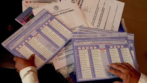 Un capacitador electoral del Instituto Nacional Electoral prepara el material electoral para las próximas elecciones de jueces y magistrados en Zapopan, Jalisco, México, el 28 de mayo de 2025.