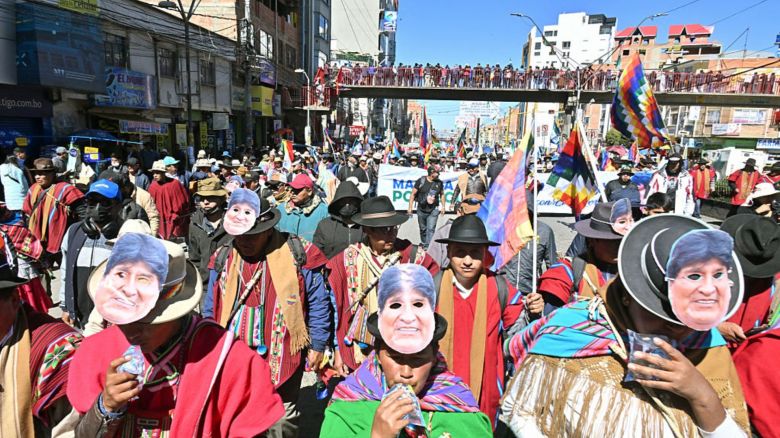 Partidarios del expresidente de Bolivia Evo Morales participan en una marcha desde El Alto hasta La Paz el 16 de mayo de 2025 para exigir la inscripción de su líder como candidato presidencial ante el Tribunal Supremo Electoral.