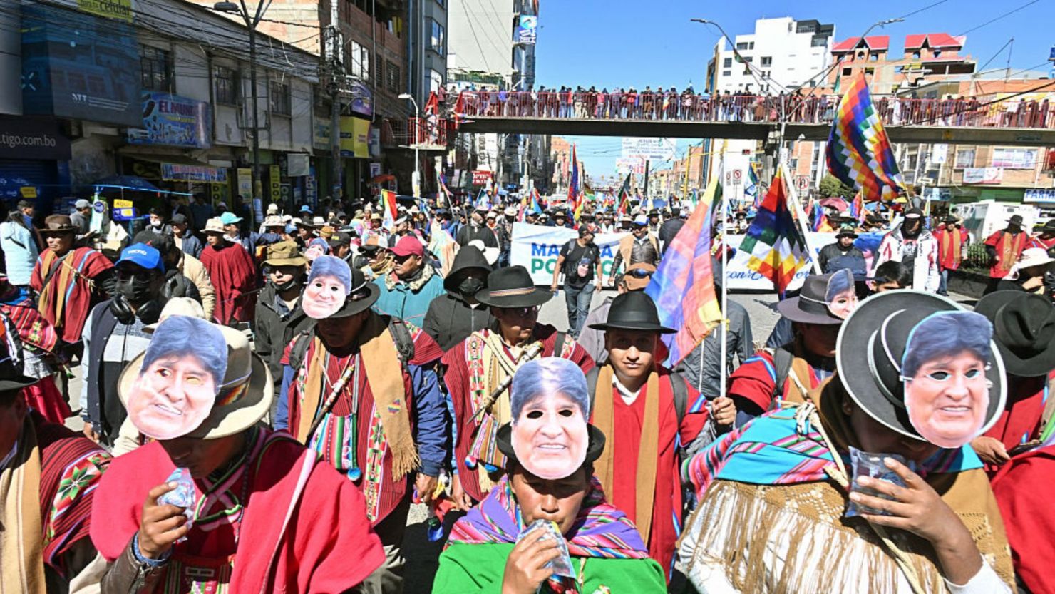 Partidarios del expresidente de Bolivia Evo Morales participan en una marcha desde El Alto hasta La Paz el 16 de mayo de 2025 para exigir la inscripción de su líder como candidato presidencial ante el Tribunal Supremo Electoral.