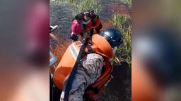 Esta imagen de vídeo difundida por el Ministerio de Defensa boliviano muestra el rescate de cinco personas tras estrellarse su avioneta en la selva amazónica.